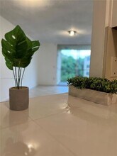 8353 Lake Dr, Unit 405 in Doral, FL - Building Photo - Building Photo
