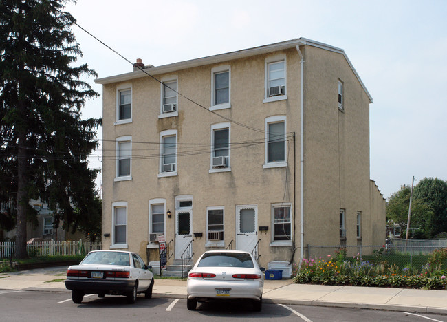 215 W 6th Ave in Conshohocken, PA - Foto de edificio - Building Photo