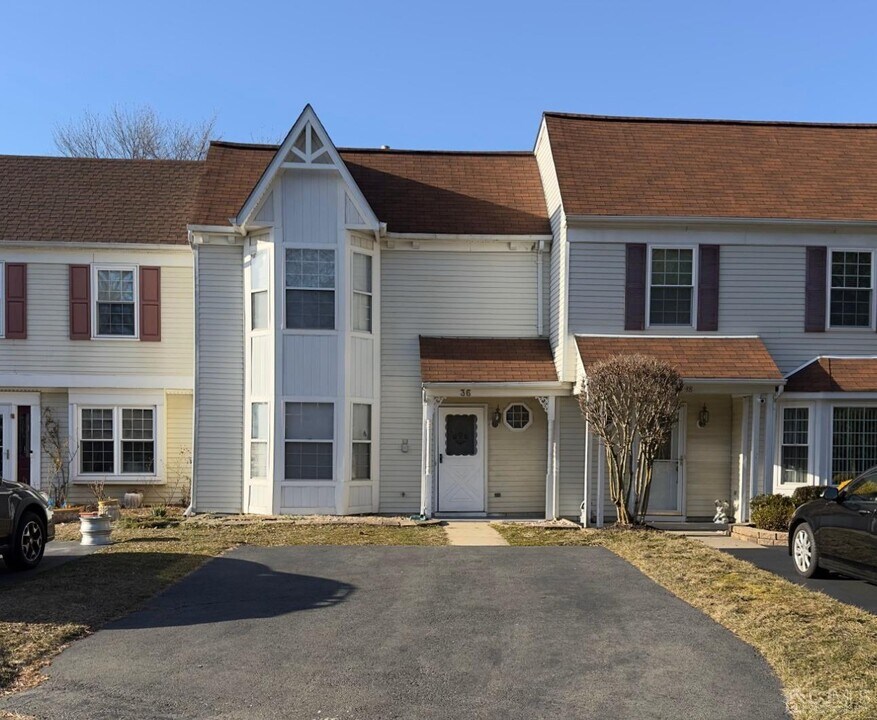 36 Bennett Ct in East Brunswick, NJ - Building Photo