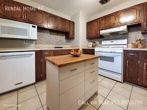 9010 W 101st St in Overland Park, KS - Building Photo - Building Photo