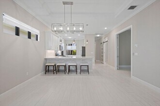 16124 Key Biscayne Ln in Westlake, FL - Foto de edificio - Building Photo