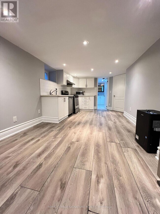 111 Sunnyside Ave in Toronto, ON - Building Photo - Building Photo