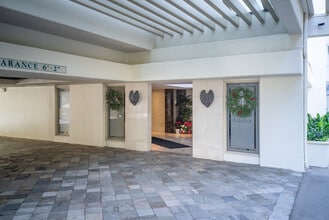 Colony Surf Building in Honolulu, HI - Building Photo - Building Photo