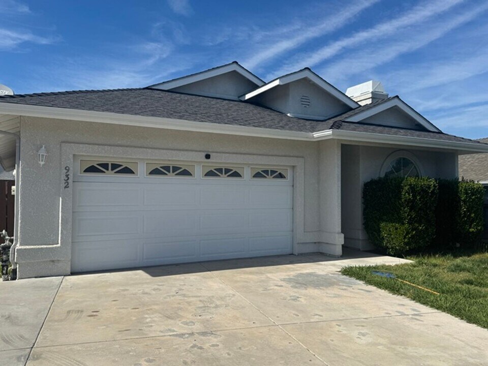 932 Calle Cynthia in Atascadero, CA - Building Photo