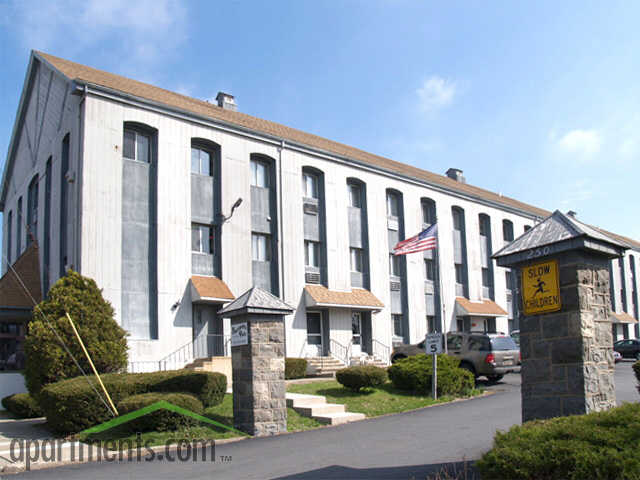 Apartments By The Park in Easton, PA - Foto de edificio