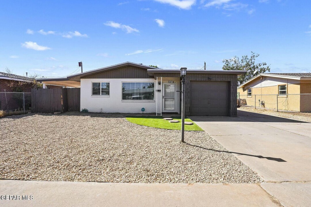 9307 Montgomery Dr in El Paso, TX - Building Photo