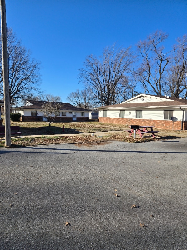 100 E Wilson St, Unit A1 in Wheaton, MO - Foto de edificio - Building Photo