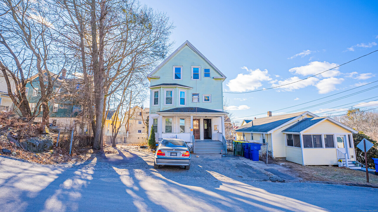 44 Woodward Ave in Waterbury, CT - Building Photo