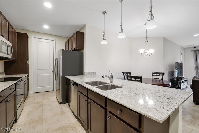 7903 Bristol Cir in Naples, FL - Foto de edificio - Building Photo
