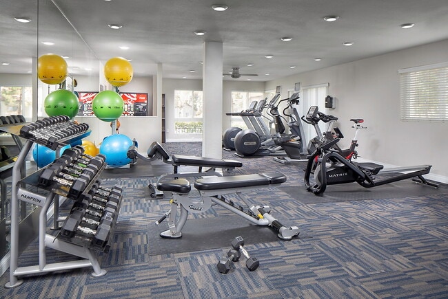 Mission Hills in Oceanside, CA - Foto de edificio - Building Photo