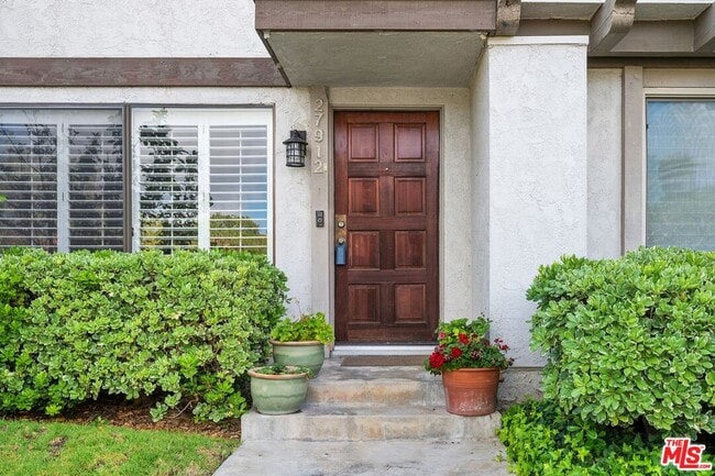 property at 27912 Ridgecove Ct N