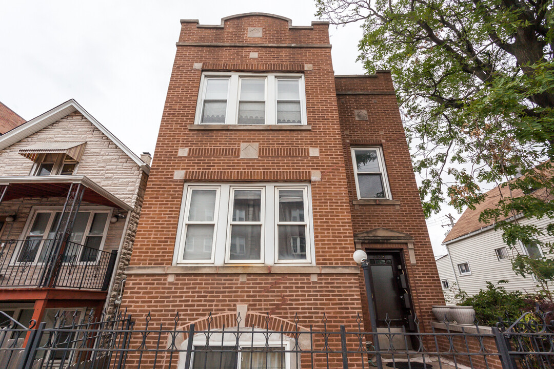 2436 W Diversey Ave in Chicago, IL - Building Photo