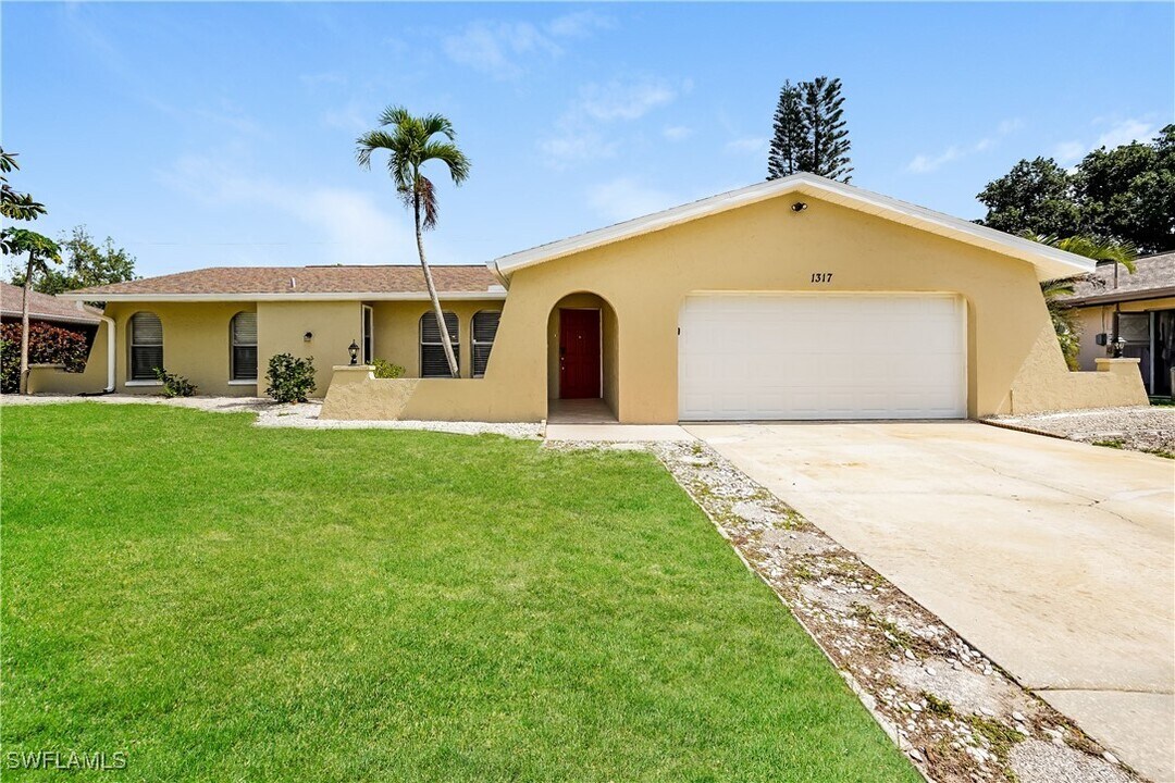 1317 SE 22nd St in Cape Coral, FL - Building Photo