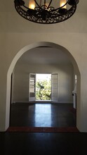 320 N Sierra Bonita Ave, Unit 3 in Los Angeles, CA - Building Photo - Building Photo