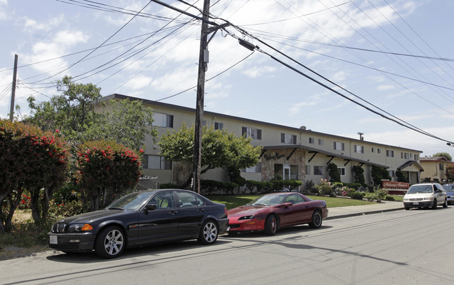 Midway Manor Apartments in San Leandro, CA - Building Photo - Building Photo