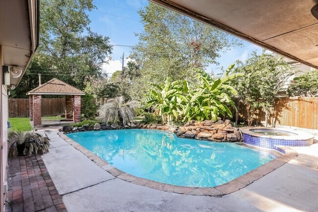 411 S Cypress Estates Cir in Spring, TX - Building Photo - Building Photo