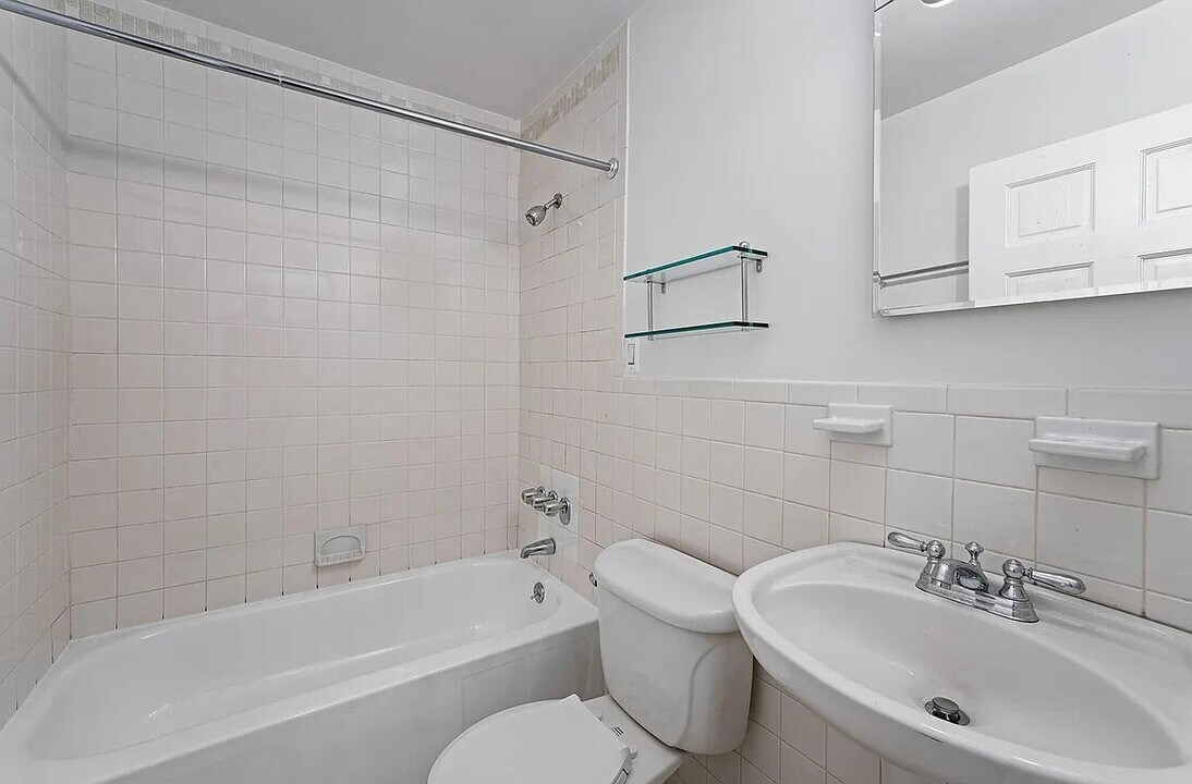 58 W 106th St in New York, NY - Building Photo