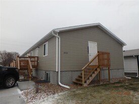 2425 NE-2 in Grand Island, NE - Building Photo