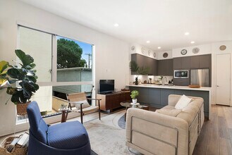 10909 1/2 Otsego St in North Hollywood, CA - Building Photo - Building Photo