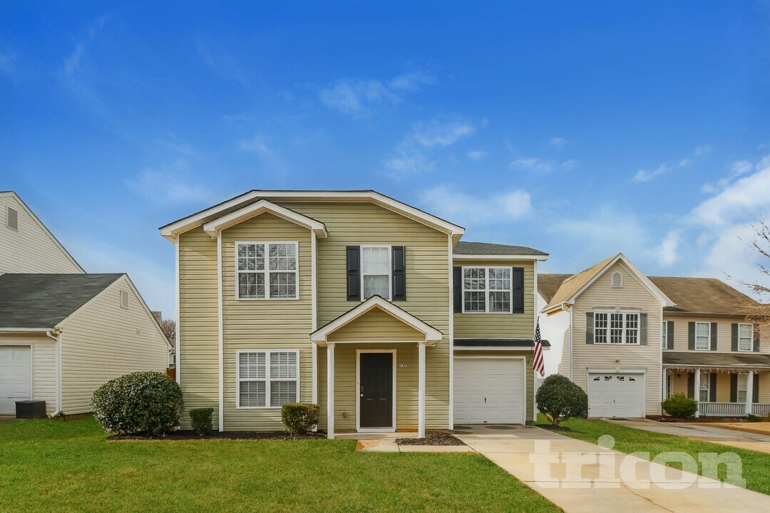 7117 Roaming Path Ct in Charlotte, NC - Foto de edificio