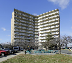 Back Bay Gardens in Bayonne, NJ - Building Photo - Building Photo