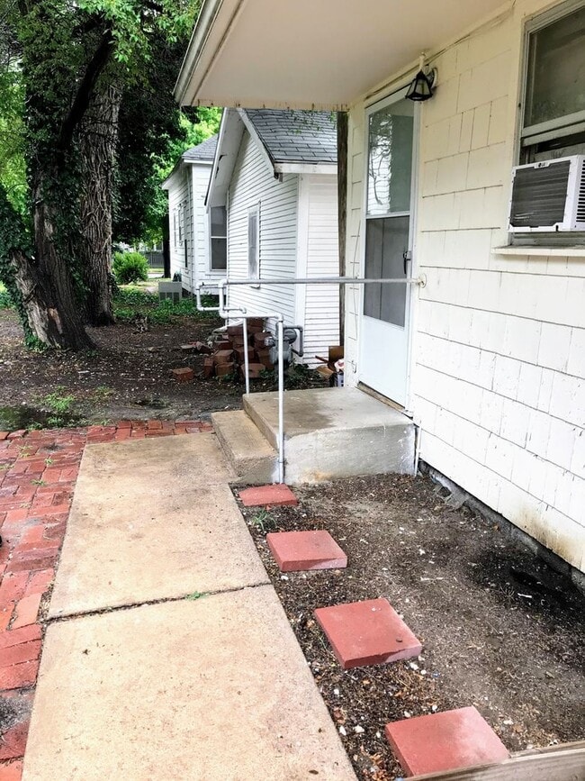 property at 207 W 8th Ave