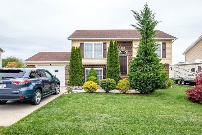 1380 Stonechris Dr in Harrisonburg, VA - Building Photo - Building Photo