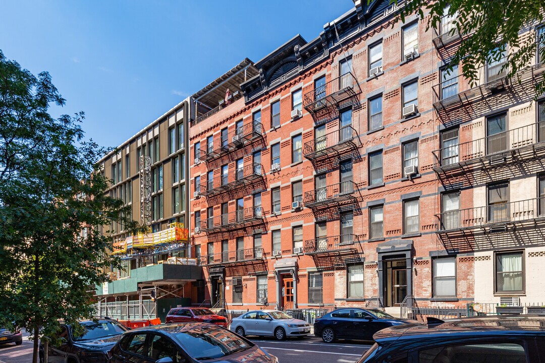 435 W 54th St in New York, NY - Building Photo