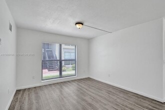 4511 Treehouse Ln, Unit B in Tamarac, FL - Foto de edificio - Building Photo