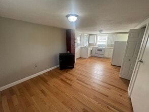 34 Plymouth St, Unit 2R in Pembroke, MA - Foto de edificio - Building Photo