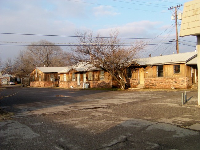 1311 NW Cache Rd in Lawton, OK - Building Photo - Building Photo