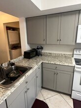 208 Lake Pointe Dr in Oakland Park, FL - Building Photo - Building Photo