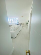 1000 West Ave, Unit 703 in Miami Beach, FL - Foto de edificio - Building Photo