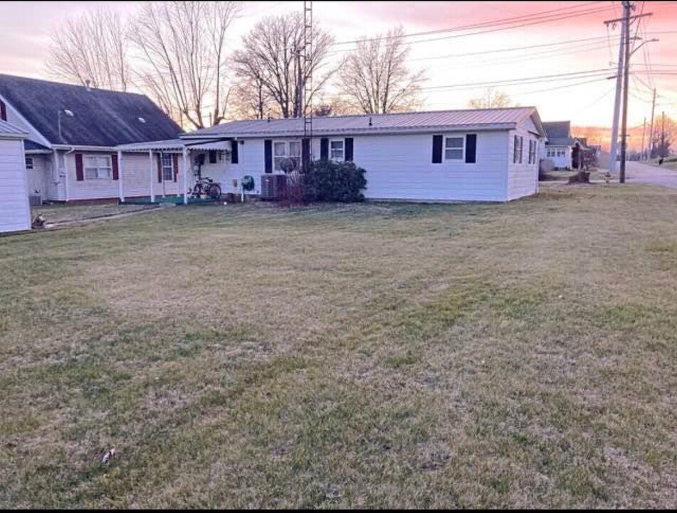 201 Sheridan St in Loogootee, IN - Foto de edificio