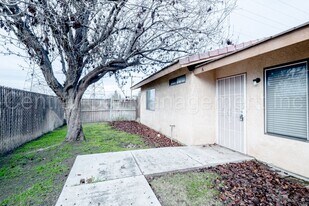 8412 Laborough Dr in Bakersfield, CA - Building Photo