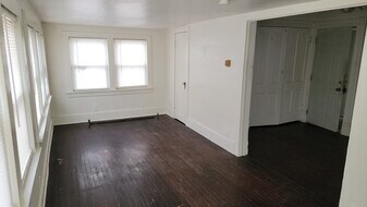 824 16th St, Unit 4 in Moline, IL - Building Photo