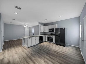 907 Jamie Dr in Grand Prairie, TX - Foto de edificio - Building Photo