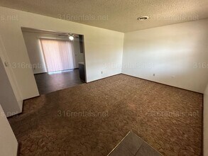 379 E Marion Ct in Wichita, KS - Building Photo - Building Photo