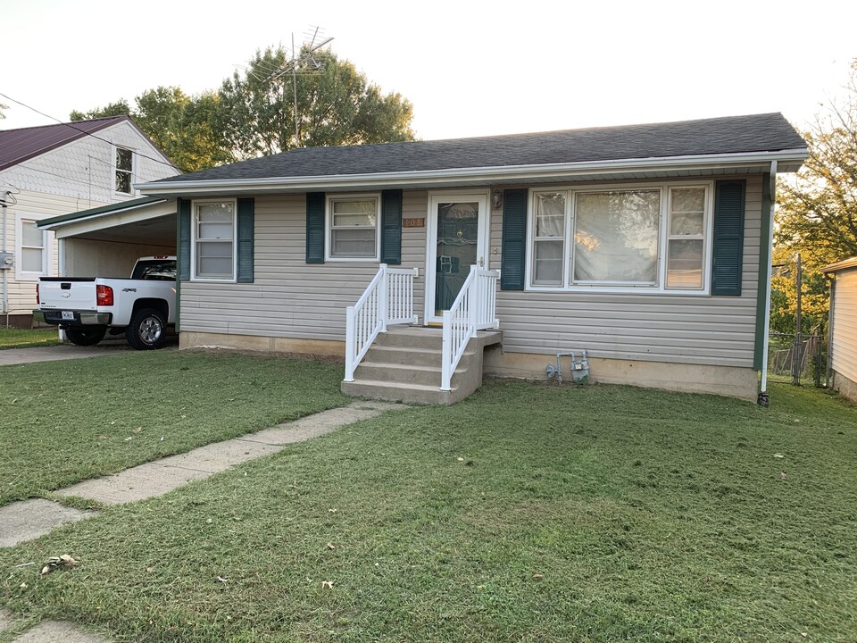 108 N School St in Perryville, MO - Building Photo