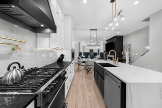 355 W Superior St in Chicago, IL - Foto de edificio - Building Photo