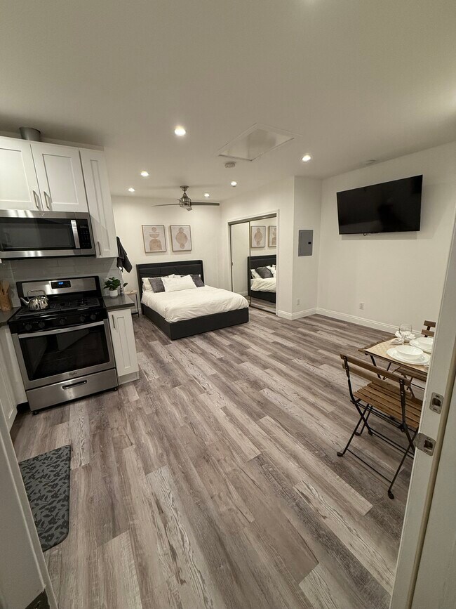 6041 Wilkinson Ave, Unit Roy Balulu in North Hollywood, CA - Building Photo - Building Photo