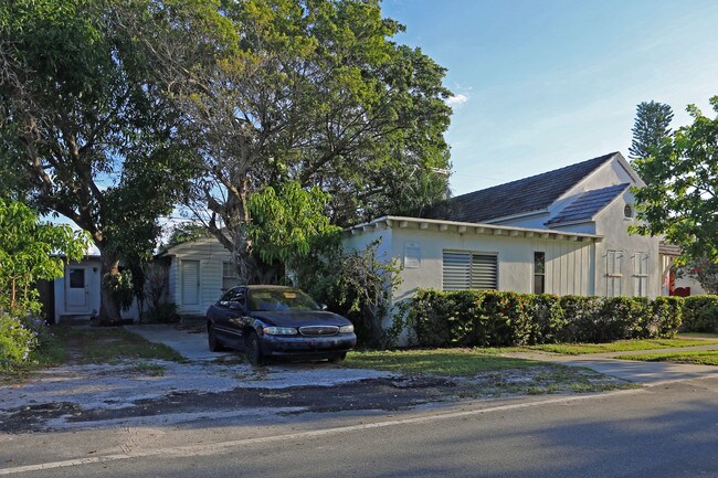 349 Pine Ter in West Palm Beach, FL - Building Photo - Building Photo