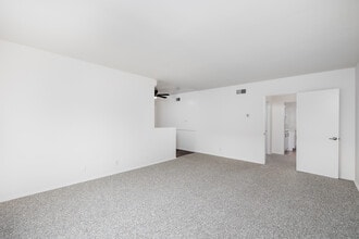 220 S Doheny Dr in Beverly Hills, CA - Building Photo - Interior Photo