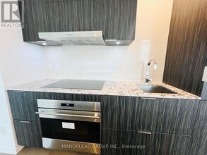 1 Bloor St E in Toronto, ON - Building Photo - Building Photo