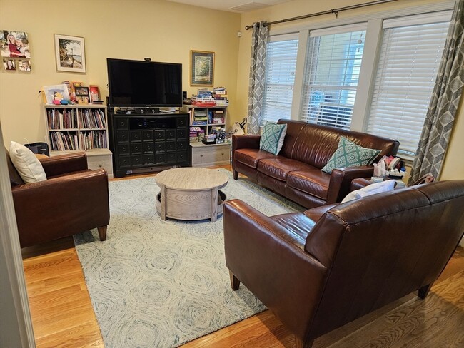 88 Milton St, Unit 1 in Arlington, MA - Foto de edificio - Building Photo
