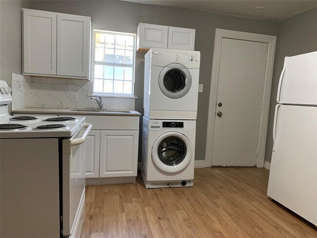 3518 Lyons Ave photo'