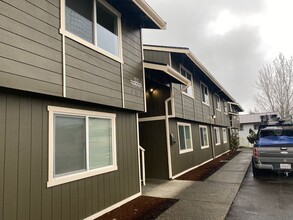 Large Top floor 2 Bed 1.5 Bath Apartment i in Pacific, WA - Building Photo - Building Photo