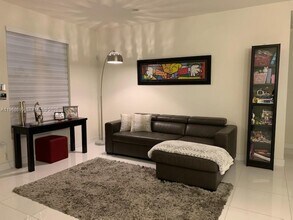 10225 NW 63rd Terrace in Doral, FL - Building Photo - Building Photo