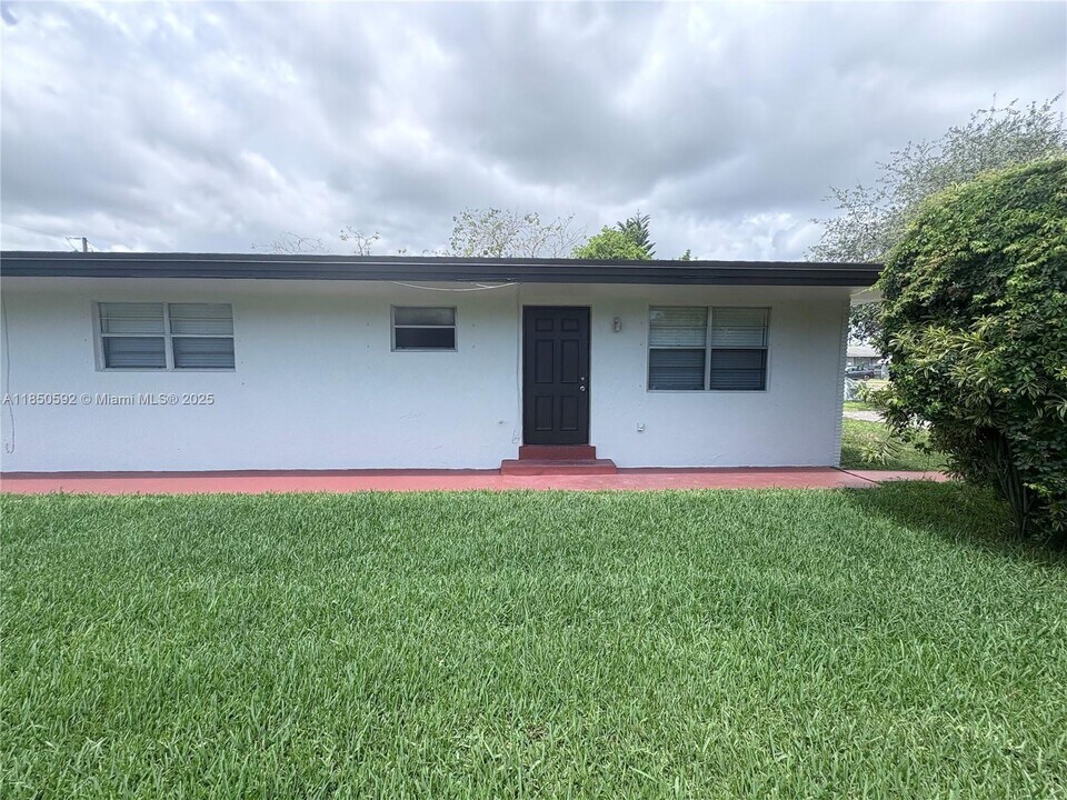 5718 Lincoln St in Hollywood, FL - Building Photo