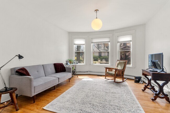 75 Brook St, Unit 1 in Brookline, MA - Foto de edificio - Building Photo